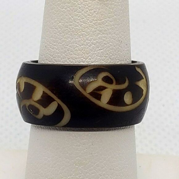 Brown & Cream Carved Ring - Picture 1 of 6